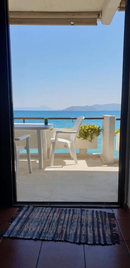 Stunning Beachfront Apartment Stratos Nerántza Exteriér fotografie