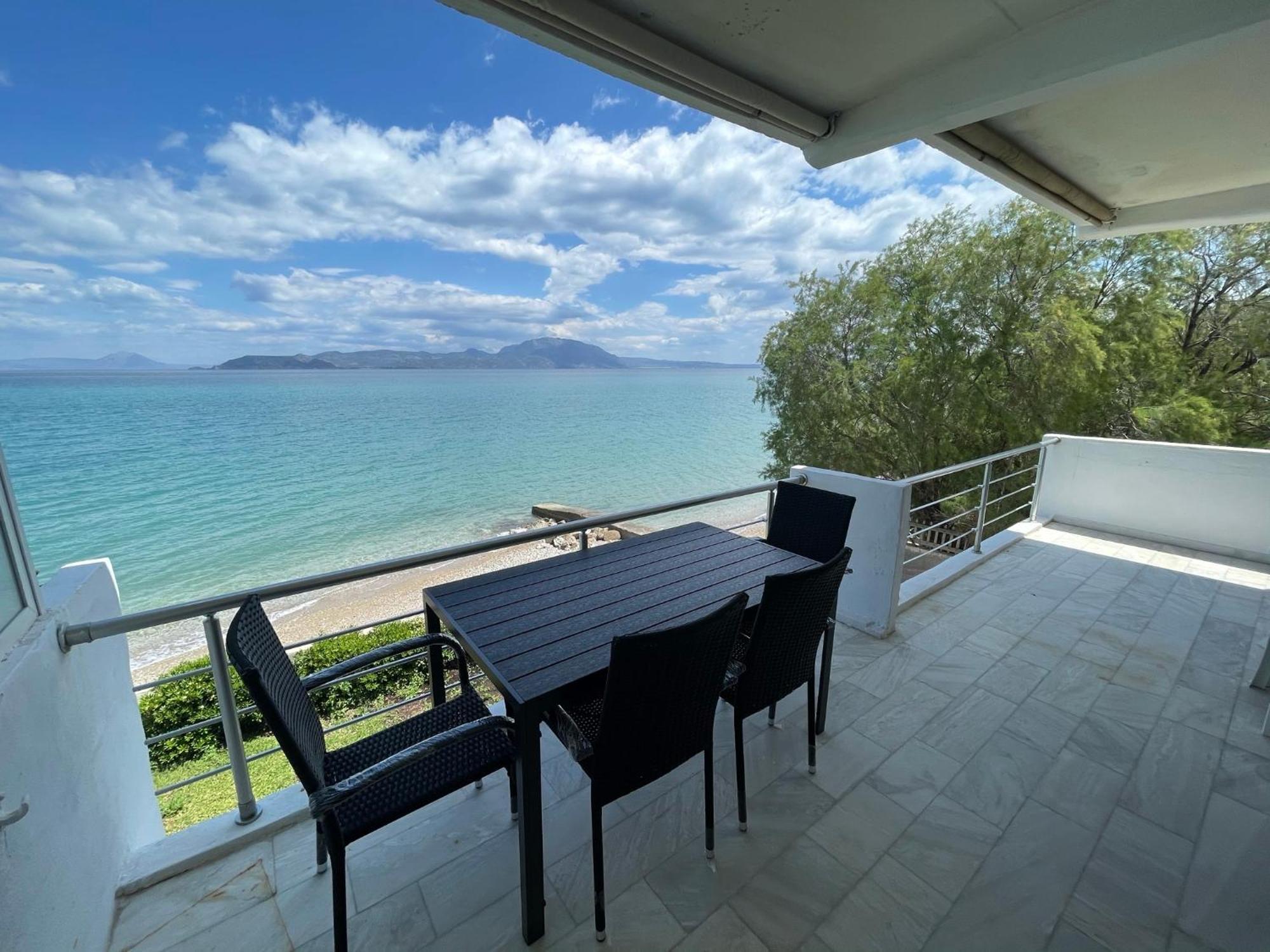 Stunning Beachfront Apartment Stratos Nerántza Exteriér fotografie